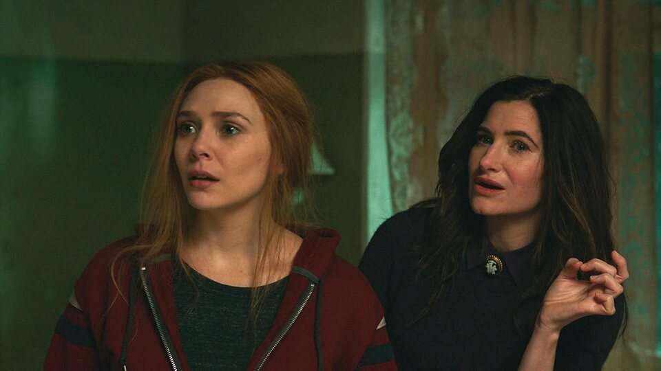 Elizabeth Olsen y Kathryn Hahn en 'Bruja Escarlata y Visión'