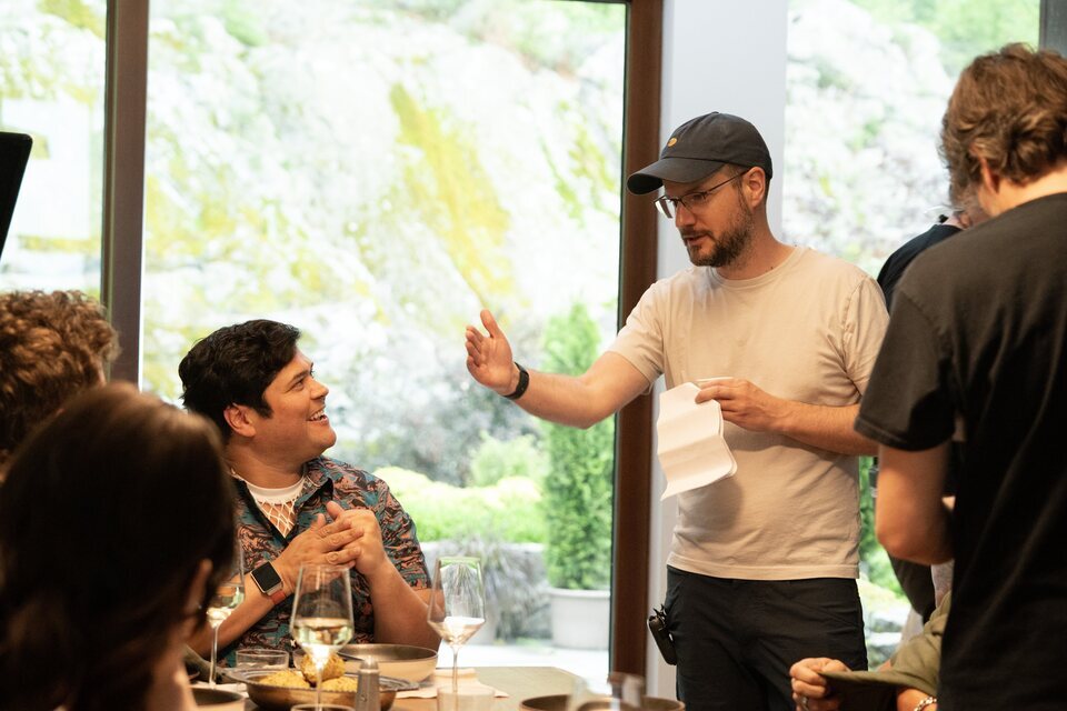 Drew Hancock dirige a Harvey Guillén y al resto del reparto de 'La acompañante'