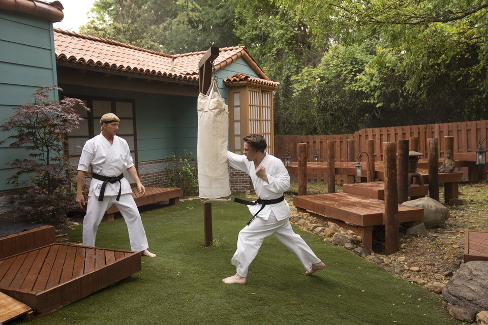 Padre e hijo entrenan en el dojo