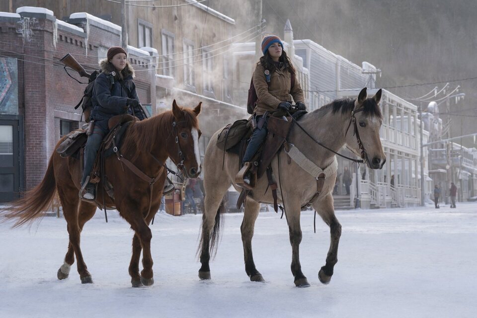 Ellie (Bella Ramsey) y Dina (Isabella Merced)