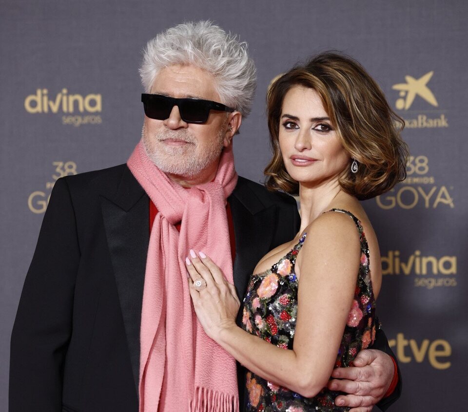 Penélope Cruz y Pedro Almodóvar en la alfombra roja de los Goya 2024