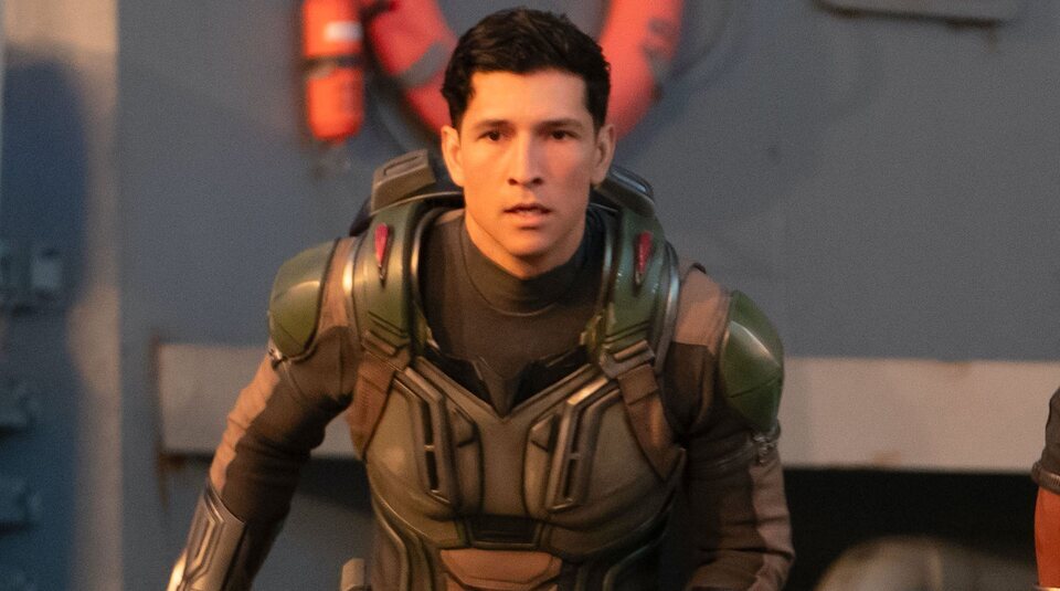 Danny Ramírez como Falcon en su primera película del UCM