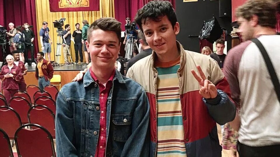 El acusado junto a Asa Butterfield, protagonista de 'Sex Education'