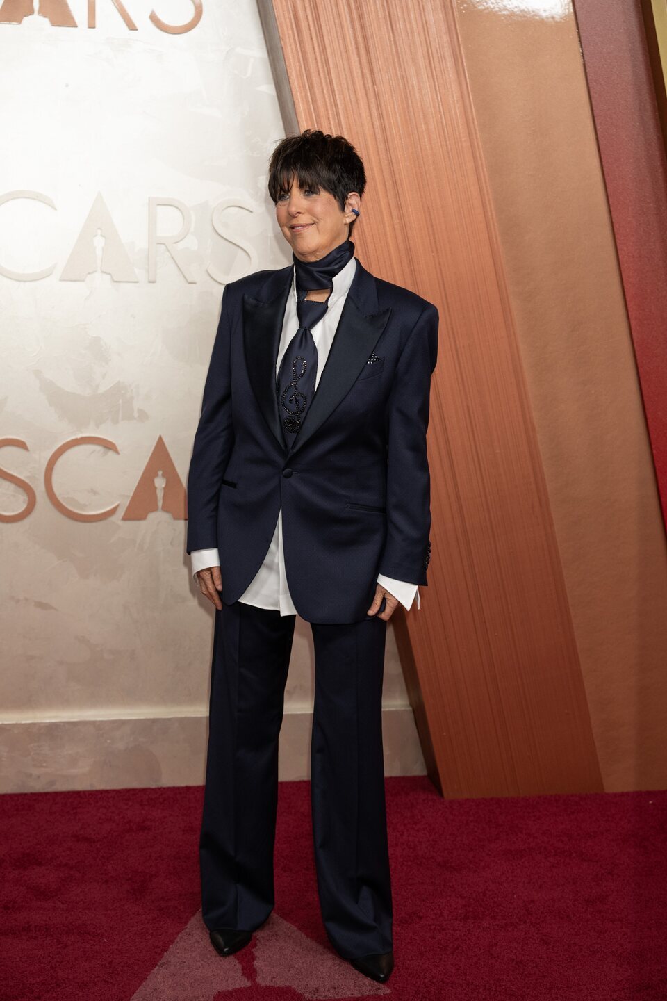 Diane Warren en la alfombra roja de los Oscars 2025