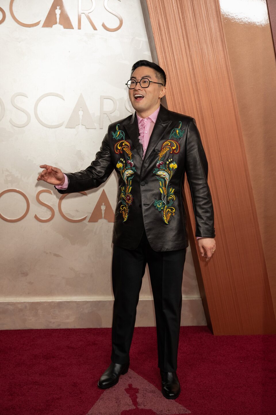 Bowen Yang en la alfombra roja de los Oscar 2025