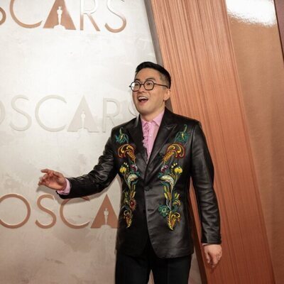 Bowen Yang en la alfombra roja de los Oscar 2025