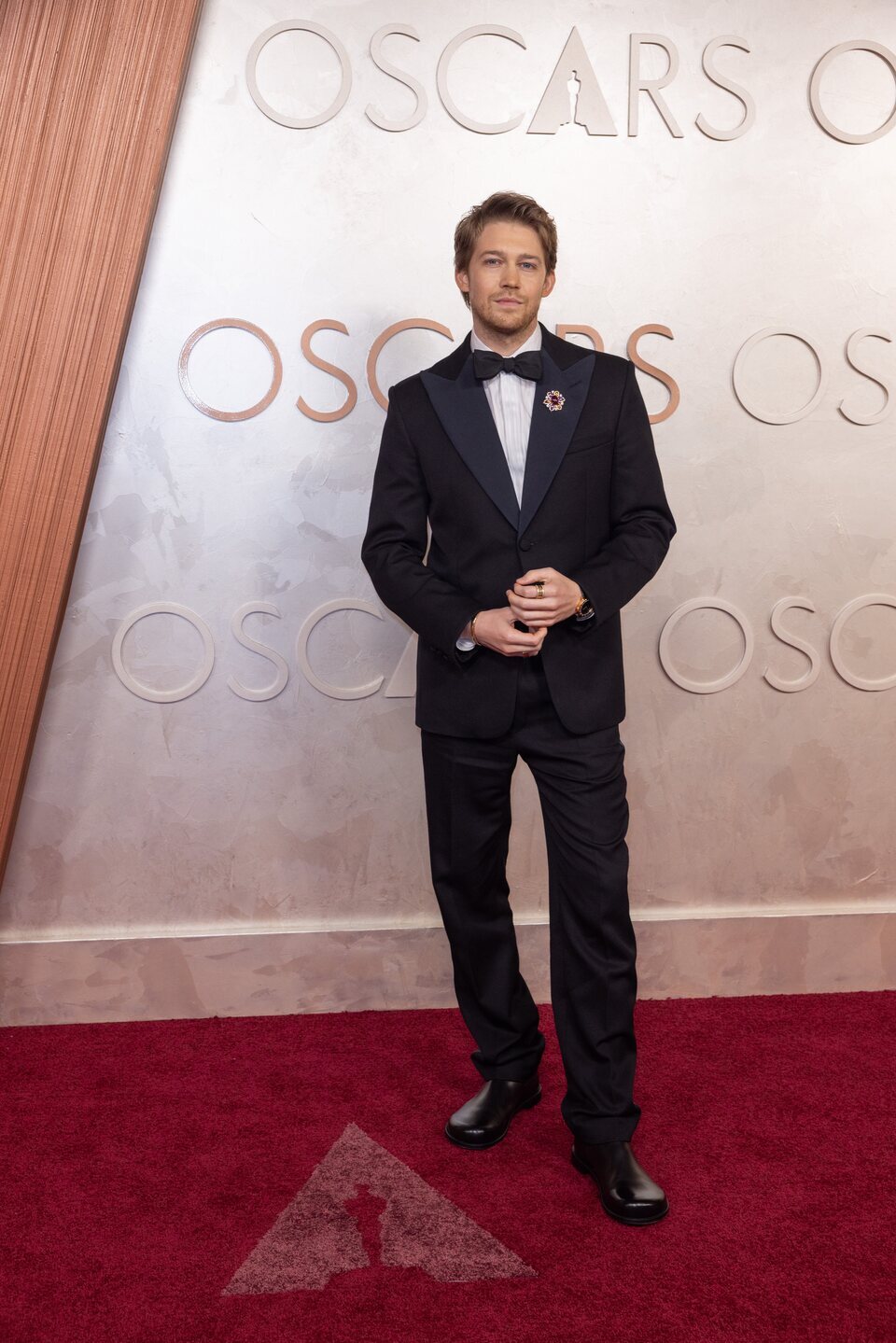 Joe Alwyn en la alfombra roja de los Oscar 2025