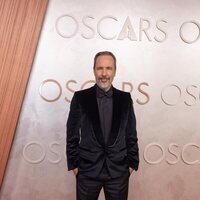 Denis Villeneuve en la alfombra roja de los Oscar 2025