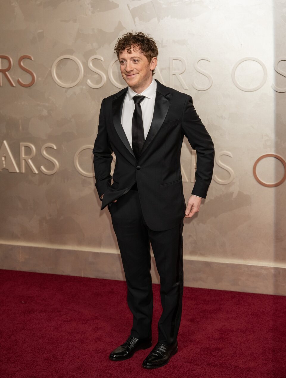 Ethan Slater en la alfombra roja de los Oscar 2025