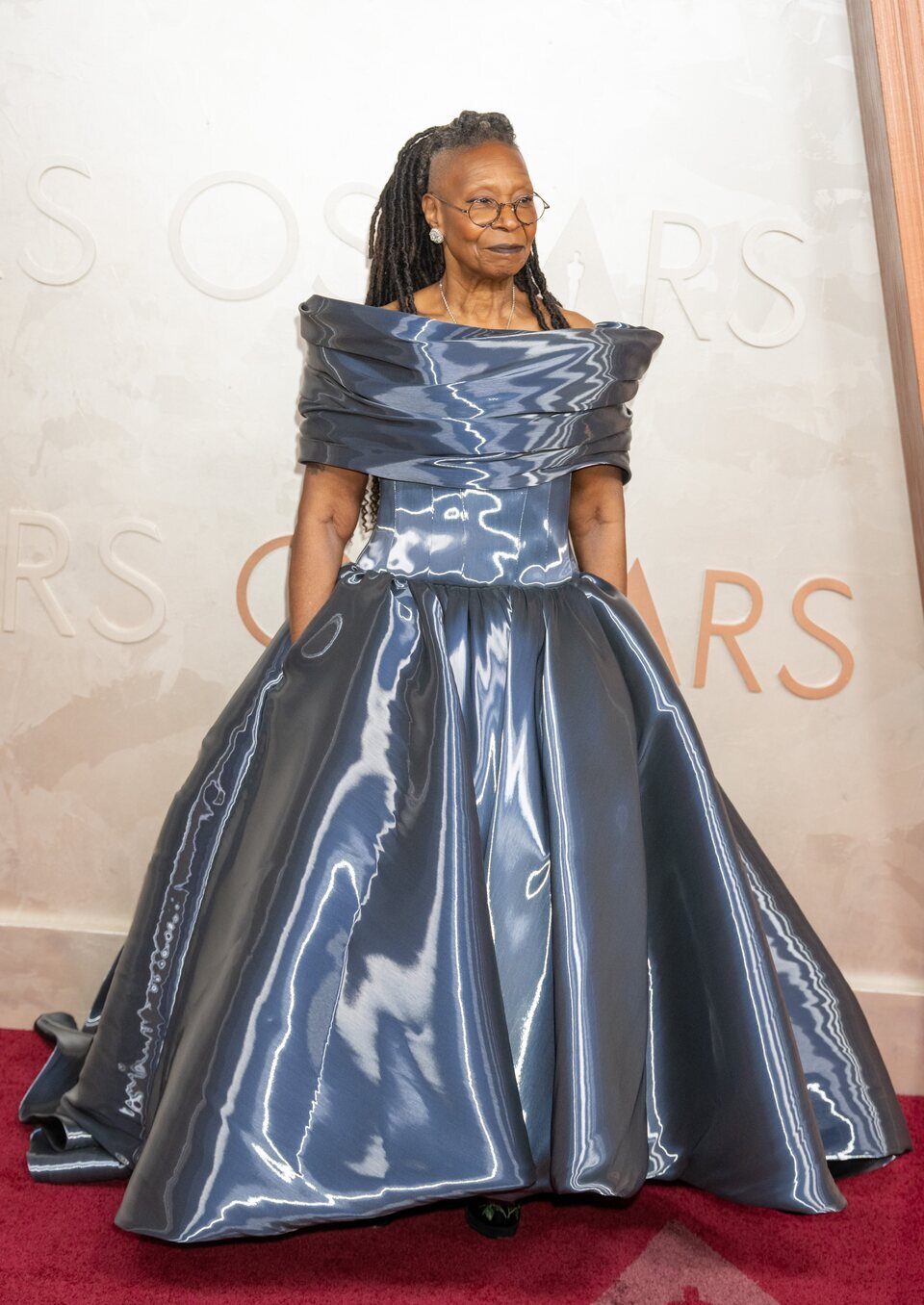 Whoopi Goldberg en la alfombra roja de los Oscar 2025