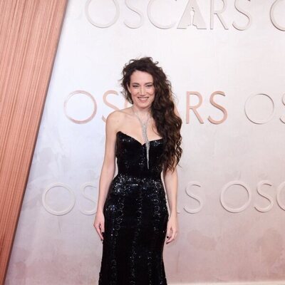 Coralie Fargeat en la alfombra roja de los Oscar 2025