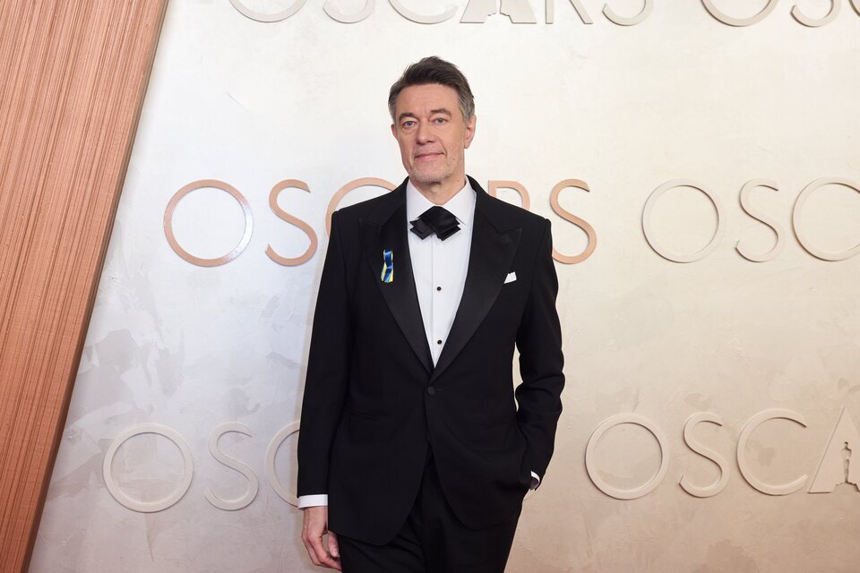 Peter Straughan en la alfombra roja de los Oscar 2025