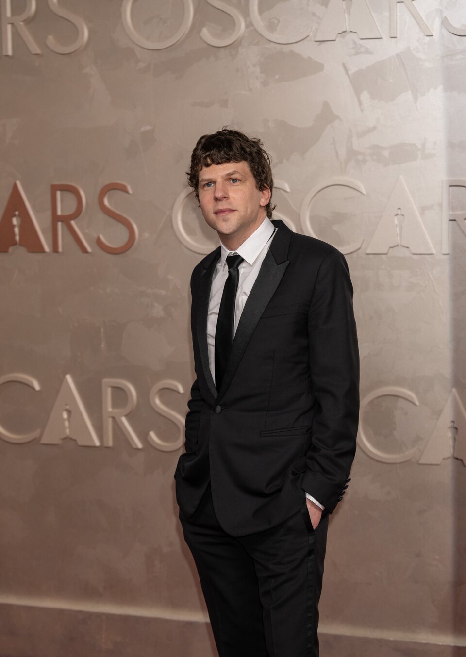 Jesse Eisenberg en la alfombra roja de los Oscar 2025