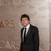 Jesse Eisenberg en la alfombra roja de los Oscar 2025