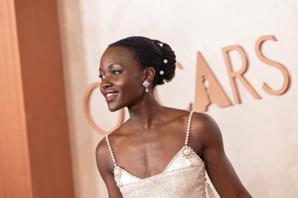 Lupita Nyong'o en la alfombra roja de los Oscar 2025