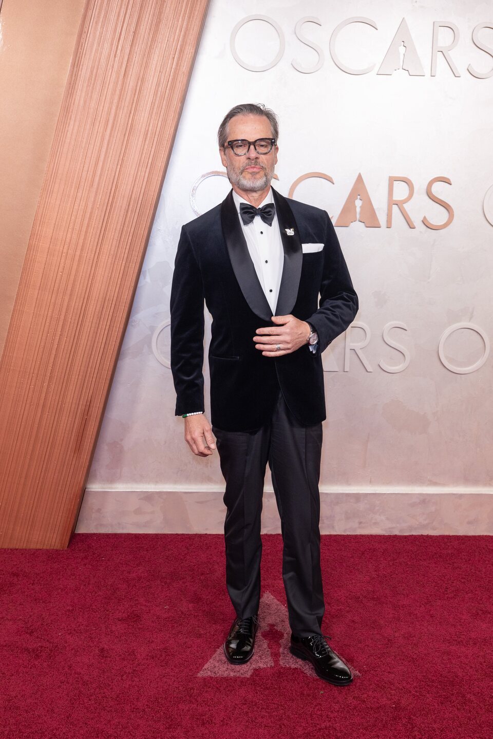 Guy Pearce en la alfombra roja de los Oscar 2025