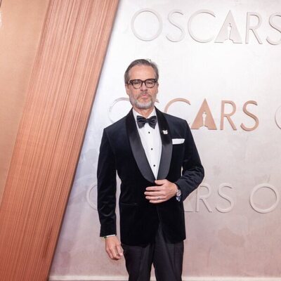 Guy Pearce en la alfombra roja de los Oscar 2025