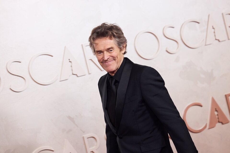 Willem Dafoe en la alfombra roja de los Oscar 2025