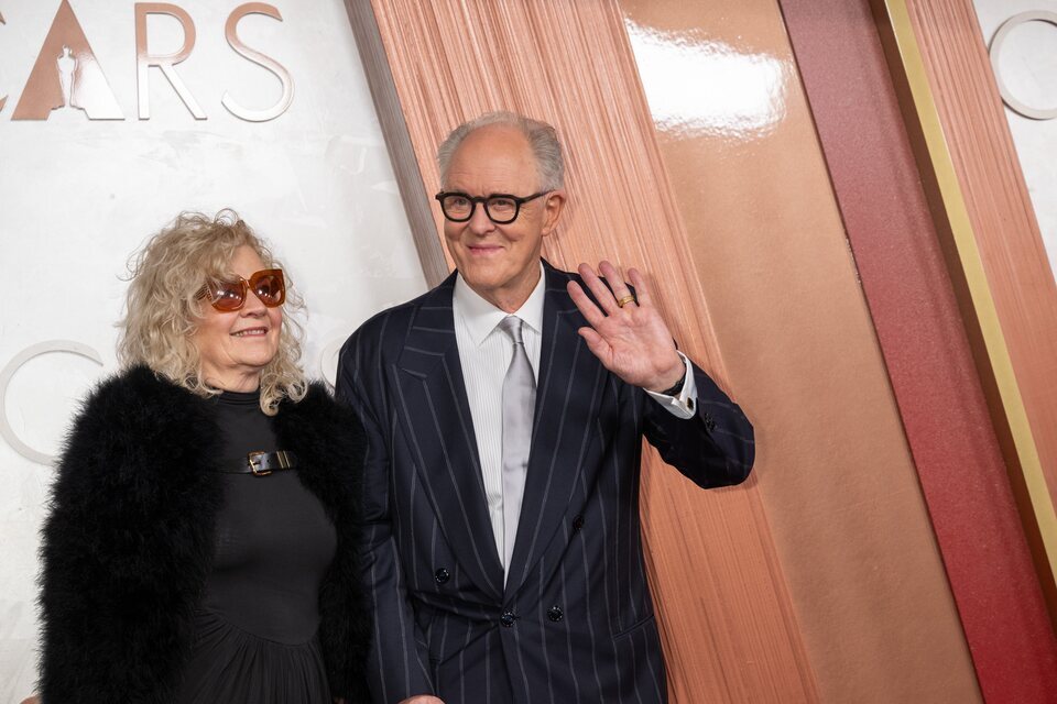 John Lithgow en la alfombra roja de los Oscar 2025