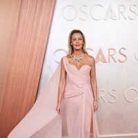 Connie Nielsen en la alfombra roja de los Oscar 2025