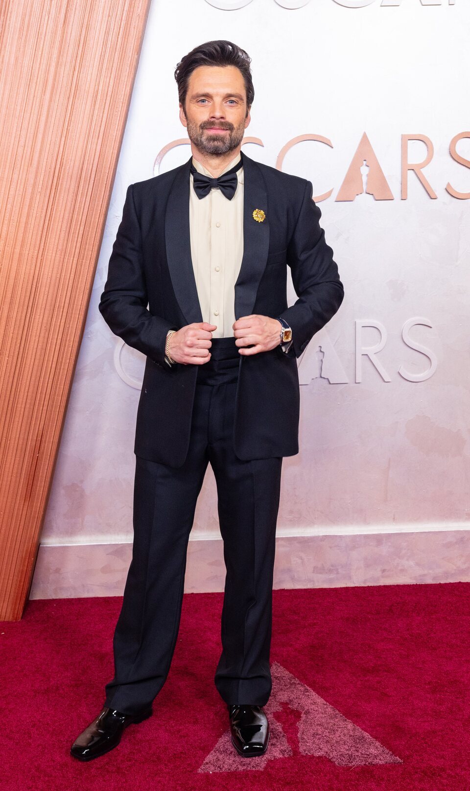 Sebastian Stan en la alfombra roja de los Oscar 2025