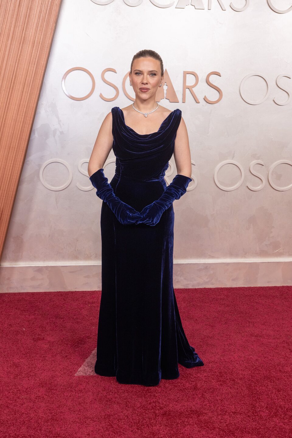 Scarlett Johansson en la alfombra roja de los Oscar 2025