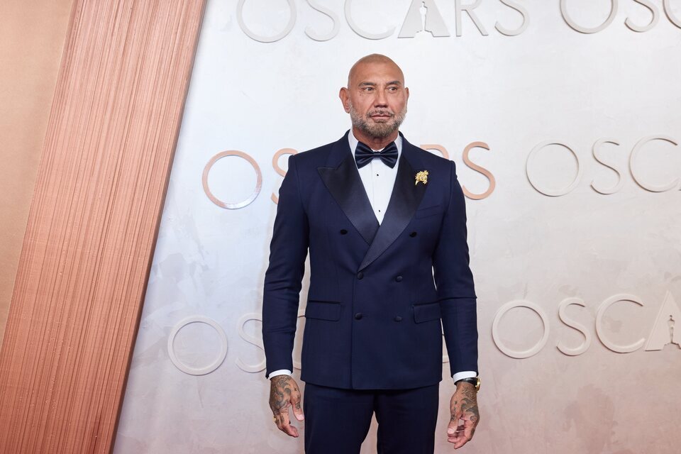  Dave Bautista en la alfombra roja de los Oscar 2025