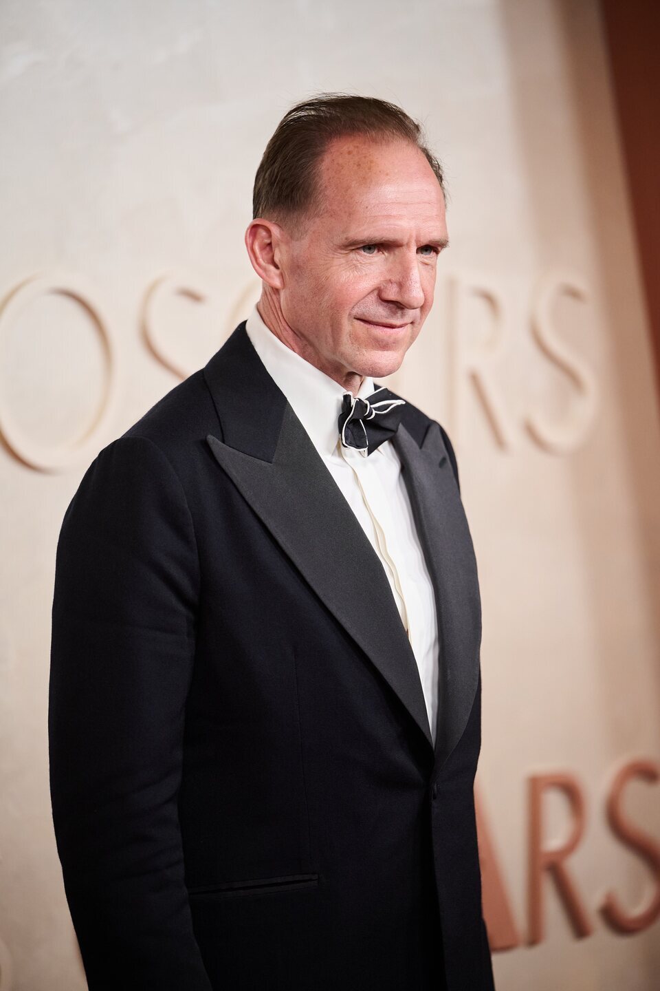 Ralph Fiennes en la alfombra roja de los Oscar 2025