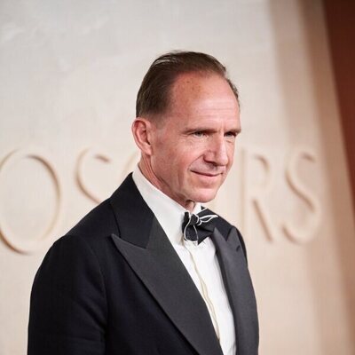 Ralph Fiennes en la alfombra roja de los Oscar 2025