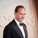 Ralph Fiennes en la alfombra roja de los Oscar 2025