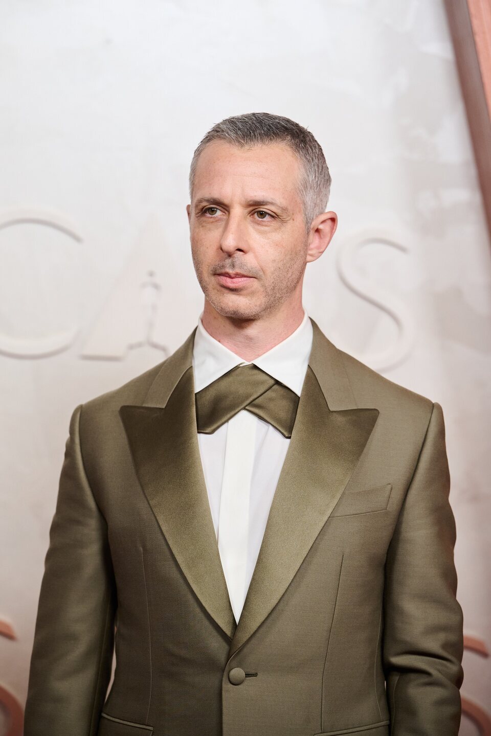 Jeremy Strong en la alfombra roja de los Oscar 2025