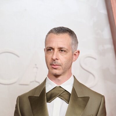 Jeremy Strong en la alfombra roja de los Oscar 2025