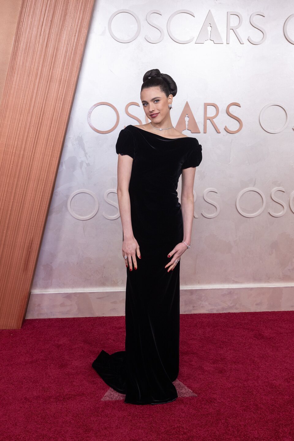 Margaret Qualley en la alfombra roja de los Oscar 2025