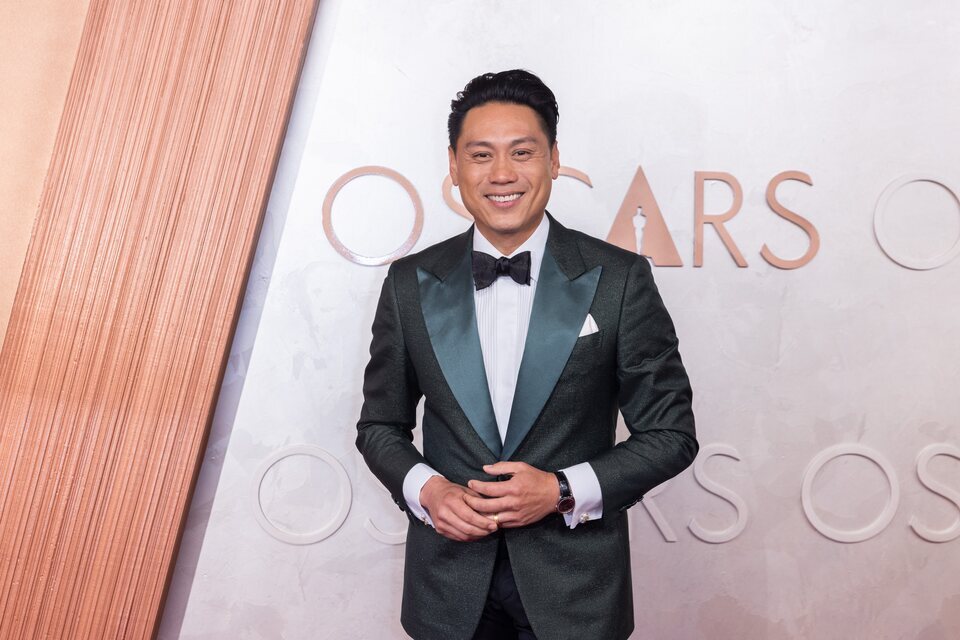 Jon M. Chu en la alfombra roja de los Oscar 2025