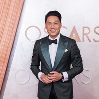 Jon M. Chu en la alfombra roja de los Oscar 2025