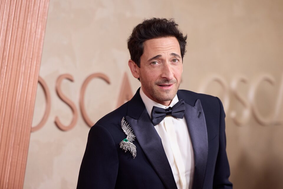 Adrien Brody en la alfombra roja de los Oscar 2025