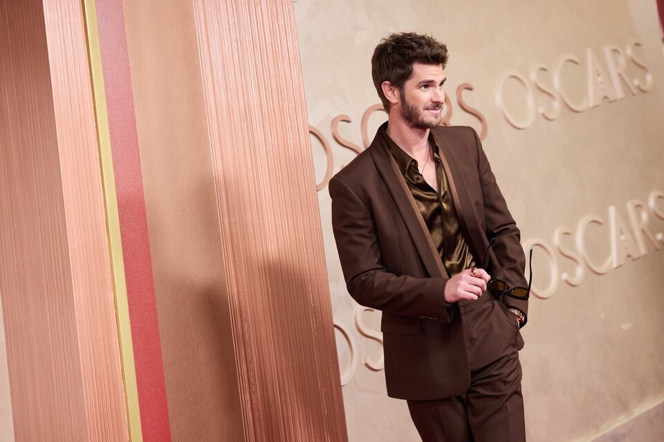 Andrew Garfield en la alfombra roja de los Oscar 2025