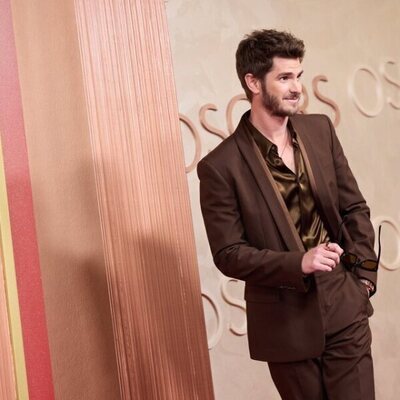 Andrew Garfield en la alfombra roja de los Oscar 2025