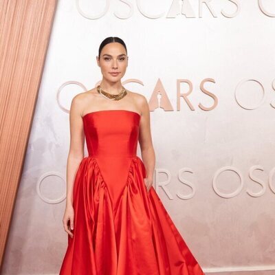 Gal Gadot en la alfombra roja de los Oscar 2025