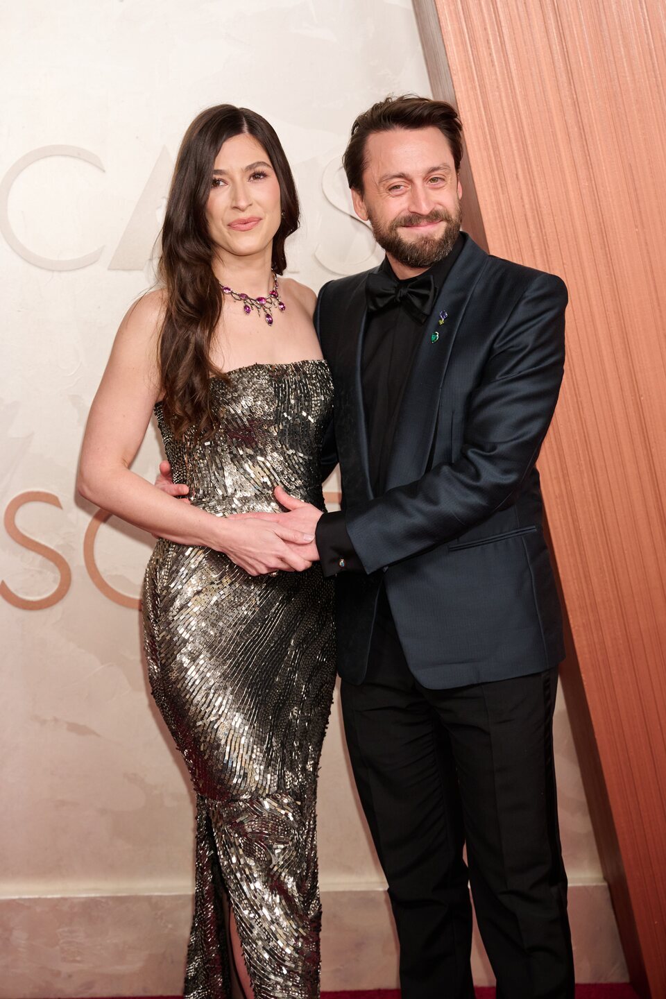 Kieran Culkin y Jazz Charton en la alfombra roja de los Oscar 2025