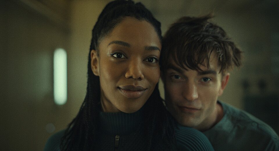 Naomi Ackie y Robert Pattinson en 'Mickey 17'