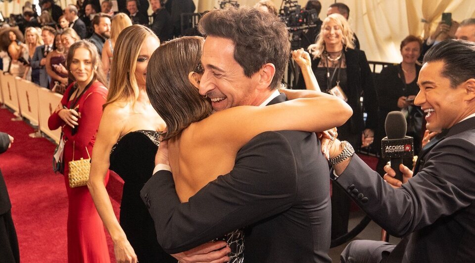 Abrazo de Halle Berry y Adrien Brody en los Oscar 2025