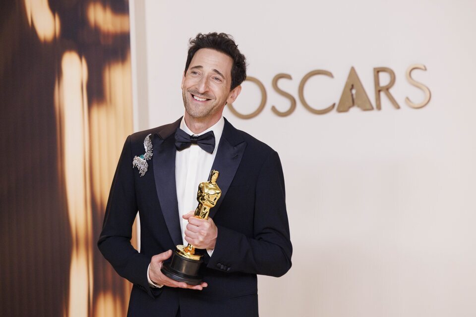 Adrien Brody posa con su Oscar 2025