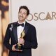 Adrien Brody posa con su Oscar 2025