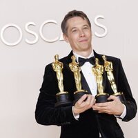 Sean Baker posa con los Oscars de su película