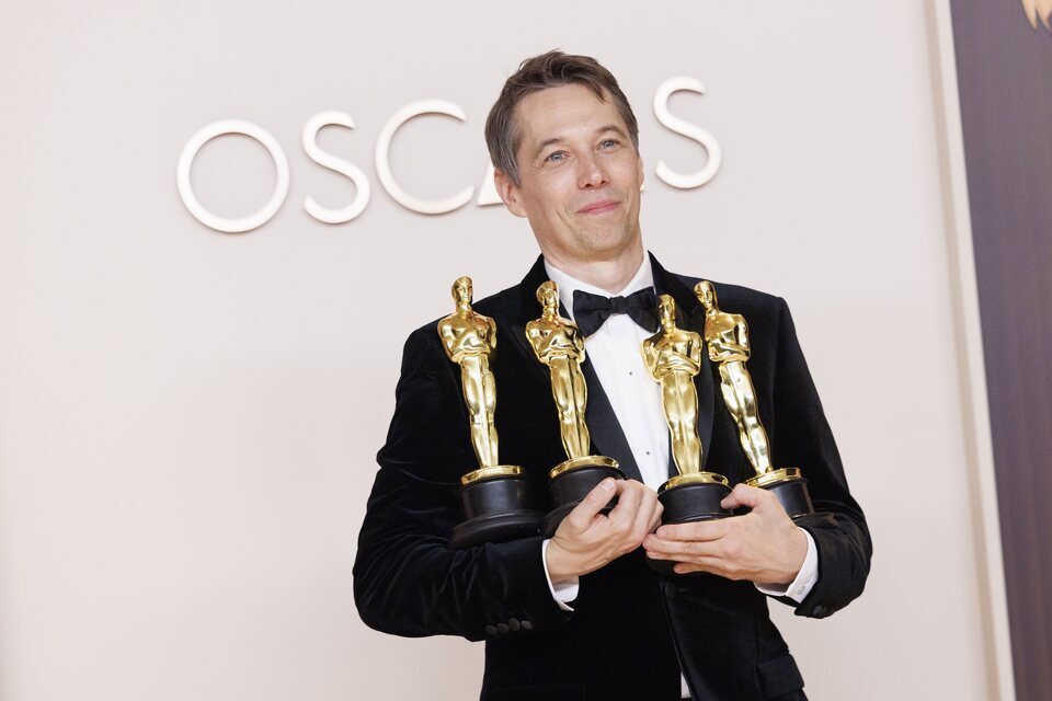 Sean Baker posa con los Oscars de su película