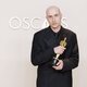 Daniel Blumberg pose con su Oscar