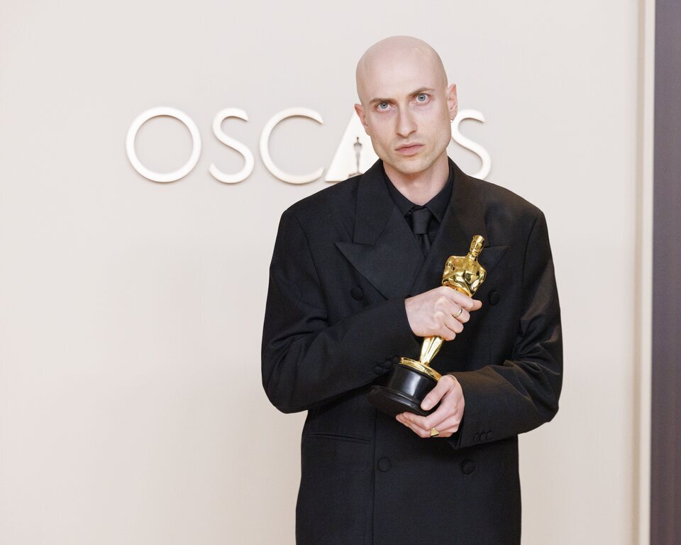 Daniel Blumberg pose con su Oscar