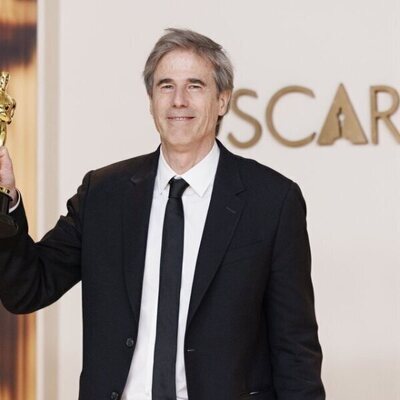 Walter Salles pose con su Oscar