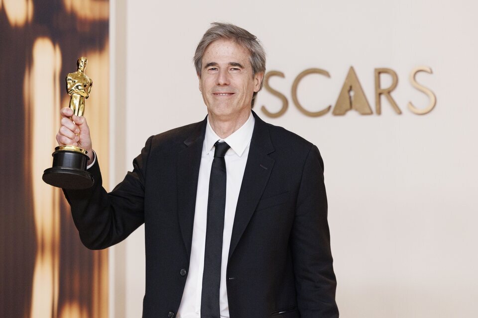 Walter Salles pose con su Oscar